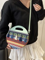Nouveau Sac Rond Tressé à Franges Style Mode 2026 - Sac à Bandoulière Multicolore Style Ethnique Sac à Dos en Peluche