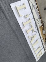 Signalétique rétroéclairée haut de gamme pour les murs de marque : lettres en acier inoxydable 304 peintes sur mesure avec une finition de qualité supérieure