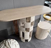 Table console moderne en travertin ajouré sur mesure, pieds sculptés, taille personnalisable, logo, durable, écologique pour hôtels et salons