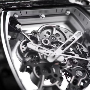 Reloj Tonneau de Alta Gama para Hombre, Correa de Fibra de Carbono y Caucho, Cristal de Zafiro, Reserva de Energía Mecánica, Correa de 24 mm, Estilo Urbano y Moderno - Product Image 5