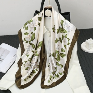 Pañuelo de Tubo de Satén de Seda Blanco con Logotipo Personalizado, con Estampado de Cadena Dorada Náutica en Verde Azulado y Azul Marino para Mujer - Product Image 6