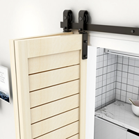 Kit de quincaillerie moderne pour porte de grange coulissante bi-pliante de 3 à 6,6 pieds, en alliage d'aluminium durable, avec rail à roulettes pour 2 portes, glissement fluide et silencieux, fixation par vis
