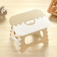Banc pliable en plastique de conception moderne 2026, pouf de rangement portable, petit banc d'extérieur pour salon, bébés et enfants, apprentissage à domicile