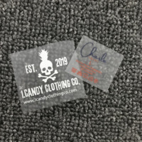 Logo imprimé de haute qualité Transferts de chaleur Étiquettes de taille de vêtement en silicone durables et lavables pour vêtements EXW