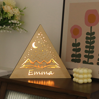 Panneau lumineux en bois LED triangulaire petite veilleuse décoration de chevet nom personnalisé pour les Souvenirs pour enfants