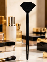Pinceau de maquillage professionnel en bois en forme d'éventail pour le visage, idéal pour le surligneur, le contour, la poudre et le blush – Outil cosmétique unique pour la beauté