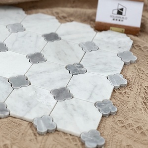 Mosaico de mármol natural contemporáneo con diseño gráfico, mezcla de colores blanco y gris, para pared de cocina, estilo villa, personalizado, con patrón de tiras y parquet rústico. - Product Image 4