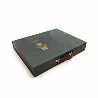 OEM Maßanfertigung |   Magnetverschluss-Geschenkbox mit PU-Tragegriff, Heißprägung-Logo |   Luxusverpackungen für Schmuck
