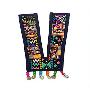 Parches de cuello tradicionales bordados a mano para coser, forma de triángulo/flor, color personalizado, tela de lona al por mayor para sombreros y prendas de vestir - Product Image 1