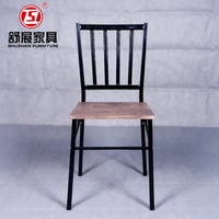 Chaise de salle à manger à dossier haut avec structure en métal et pieds chromés