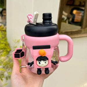 แก้วน้ำพลาสติกพกพาพร้อมหลอดดูด ลายการ์ตูนน่ารักสำหรับเด็ก มีหูจับ ขนาด 700 มล. แก้วน้ำพลาสติกสองชั้นลายตุ๊กตา - Product Image 1