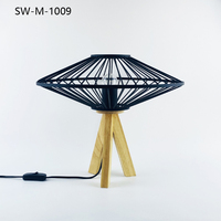 Lampu Meja Minimalis Modern Desain Baru untuk Ruang Tamu, Kamar Tidur, atau Ruang Kerja, dengan Desain Kandang Logam Hitam dan Lampu LED.