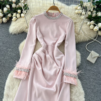 Robe midi décontractée élégante pour femmes WIWT, rose, à manches longues, avec strass, bordure en plumes d'autruche, plissée, coupe évasée, pour tous les jours et les soirées