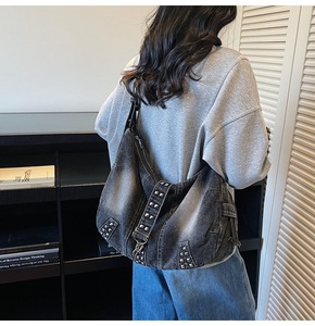 Bolso de Hombro Vaquero Estilo 2026, Bolso <span class=keywords><strong>Bandolera</strong></span> de Mezclilla Retro de Gran Capacidad con Remaches para Mujer - Product Image 6