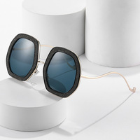 Nouvelles Lunettes de Soleil UV400 Tendance Style Instagram 2022 – Montures Carrées Rétro Homme Femme – Célèbres sur Internet et Idéales pour les Street-Shots Transfrontaliers