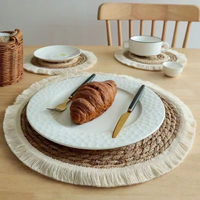 Sets de table ronds en jonc de mer tressé faits à la main avec franges, en paille naturelle, pour une décoration de salle à manger bohème