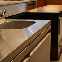 Remorque alimentaire personnalisable et résistante à la rouille avec stockage de mini-fûts pour la mixologie de cocktails, la vente de snacks et de chips, et un service de boissons compact