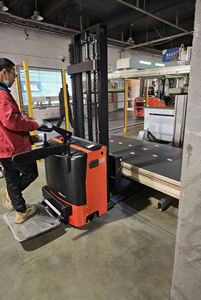 <span class=keywords><strong>Chariot</strong></span> <span class=keywords><strong>élévateur</strong></span> semi-électrique Kayond, capacité de charge lourde de 2000 kg, options de mât double ou triple, batterie au plomb-acide, hauteur de levage de 3000 à 4500 mm - Product Image 4