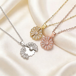 Collar con Colgante de Margarita con Nombre Grabado Personalizado, Collar de Flores de Lujo con Incrustaciones Abrible para Mujer, Regalo de San Valentín, Cumpleaños o Aniversario - Product Image 1