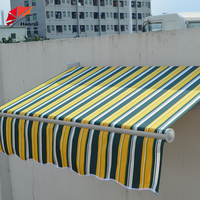 Auvent pliant électrique en aluminium avec voile en acrylique et bras articulés, design moderne et luxueux pour terrasse et balcon extérieurs