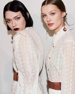 Signore alla moda OEM ODM nuovi stili maniche lunghe bottoni rossi aderenti camicetta ricamata camicie in <span class=keywords><strong>pizzo</strong></span> - Product Image 4