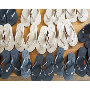 Sandales à talon compensé moyen avec breloques palmiers dorés - Product Image 6