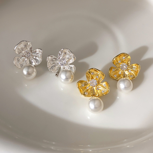 Boucles d'oreilles clous vintage en perles et fleurs avec zircon et cuivre, bijoux de fiançailles et de mariage pour femmes, plaqué or 18 carats et rhodium - Product Image 4