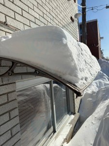 Toldo de Policarbonato y Aluminio <span class=keywords><strong>con</strong></span> Borde Central Cerrado, Mayor Estabilidad y Resistencia al Viento, Protección Solar Manual Anti-UV para Exteriores - Product Image 6