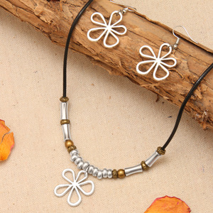 Conjunto de collar y pendientes de cuerda encerada con cuentas de flor de plata tibetana para mujer, joyería de moda, cadena para suéter, accesorio de playa - Product Image 2