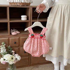 2026 Vêtements pour bébés filles en coton brodé, barboteuse d'été pour nouveau-né à bretelles, imprimé fraise, mignonne et adorable, pour célébrations de pleine lune et des cent jours - Product Image 2