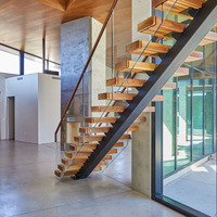 Escaliers droits "Escalier facile à installer avec un design minimaliste et des marches antidérapantes" Marches en verre et bois marbré