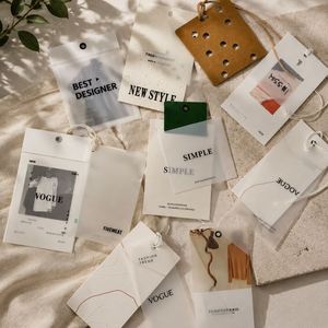 Étiquettes suspendues personnalisées de luxe en papier écologique avec estampage à chaud doré pour vêtements de marque - Product Image 4