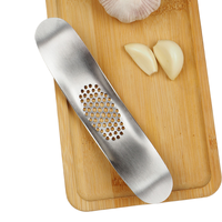 RVS knoflookpers, gebogen wiegende knoflookpers met flesopener, handmatige knoflookknijper, keukenhulpje
