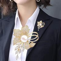 Broche florale en laiton plaqué or avec perle de nacre et alliage, pour femme, ornée de cristaux et de strass taille brillant, élégante pour mariage et mode