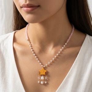 Collar Retro con Diseño de Pez Dorado |   Cadena de Oro de 14K y Colgante de Cerámica, Diseño Nube Oceánica y Corazón - Product Image 3