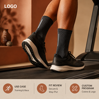 Chaussettes de course respirantes à rayures discrètes réfléchissantes en charbon, avec maille athlétique ventilée, gestion de l'humidité et maintien du talon plat