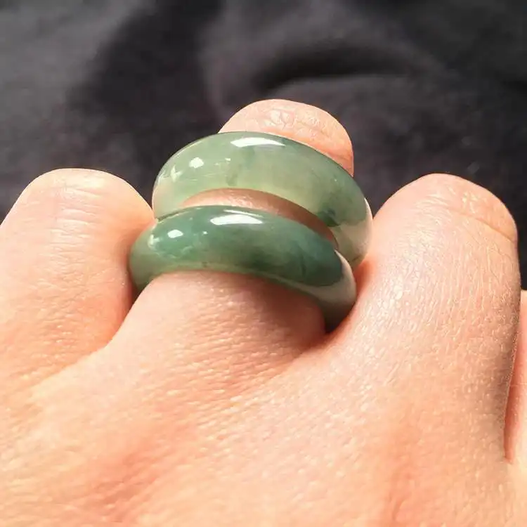 Современное кольцо с зеленым нефритом