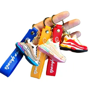 Neue Mode Cartoon Mini 3D Schuhe Basketball Sneaker Puppen Weiche PVC Schlüssel bund Paar Junge Schult asche Anhänger Auto Schlüssel ring Großhandel