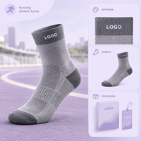 Chaussettes plates respirantes pour la course à pied avec logo gris, panneau de manchette, maille ventilée, gestion de l'humidité et maintien du talon, pour une performance athlétique et une évacuation de l'humidité