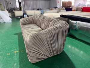 Sofá Italiano de Lujo Ligero con Tela Plisada, Sofá Grande de Tela Moderna para Sala de Estar, para Villa u Hotel - Product Image 4
