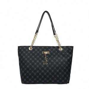 Élégant sac à main avec des perles fait à la main avec un motif floral délicat et des perles brillantes, parfait pour les mariages et les occasions spéciales - Product Image 2