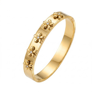 Bracciale in Acciaio Inossidabile Placcato Oro con Fiore a Cinque Petali in Rilievo, Bracciale in Titanio con Zirconia Cubica e Fiore 3D - Product Image 1