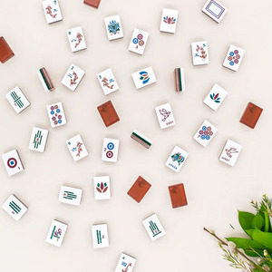 Venta al por mayor de fichas de mahjong acrílicas modernas de cuatro capas con diseño de madera, talladas, estilo americano, para juegos de ajedrez. - Product Image 3