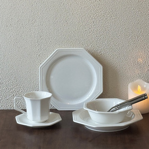 Assiettes à dîner en porcelaine <span class=keywords><strong>blanche</strong></span> de forme <span class=keywords><strong>octogonale</strong></span> gaufrée irrégulière de luxe ensembles de vaisselle en céramique européenne avec tasses à café - Product Image 1