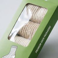 Boîte suspendue en carton blanc biodégradable et recyclable avec fenêtre, conception de logo personnalisée, gaufrage 2 mm et découpes pour chaussettes - Vente en gros