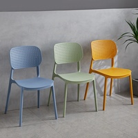 Salle à manger en plastique bon marché sans accoudoirs Chaise empilable moderne d'extérieur de luxe pour maison restaurant Chaises de salle à manger colorées en plastique PP