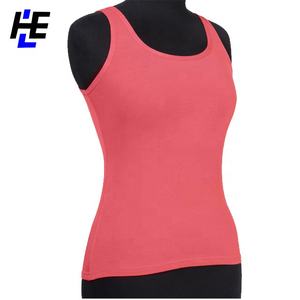 Camiseta sin mangas de mujer Flattering Fit para un estilo de vida activo - Product Image 3