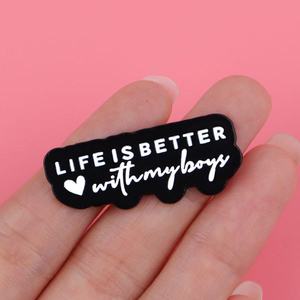 Alfileres <span class=keywords><strong>de</strong></span> metal al por mayor con diseño <span class=keywords><strong>de</strong></span> letras en inglés: "Life Is Better With My Boys", broches <span class=keywords><strong>de</strong></span> recuerdo, insignias <span class=keywords><strong>de</strong></span> dibujos animados para ropa - Product Image 4