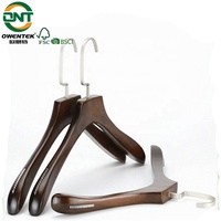 Usine Logo personnalisé magasin de vêtements cintres en bois personnalisés manteaux cintres pour chaîne de marque magasin de vêtements cintre en bois de haute qualité
