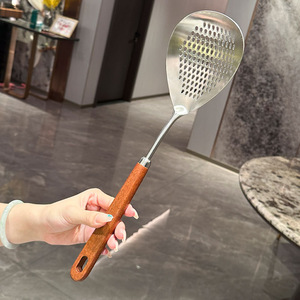 Cuillère passoire en acier inoxydable 304 avec manche en bois anti-brûlure, pour nouilles, cuisine, friture, fondue et épices, à manche allongé - Product Image 1